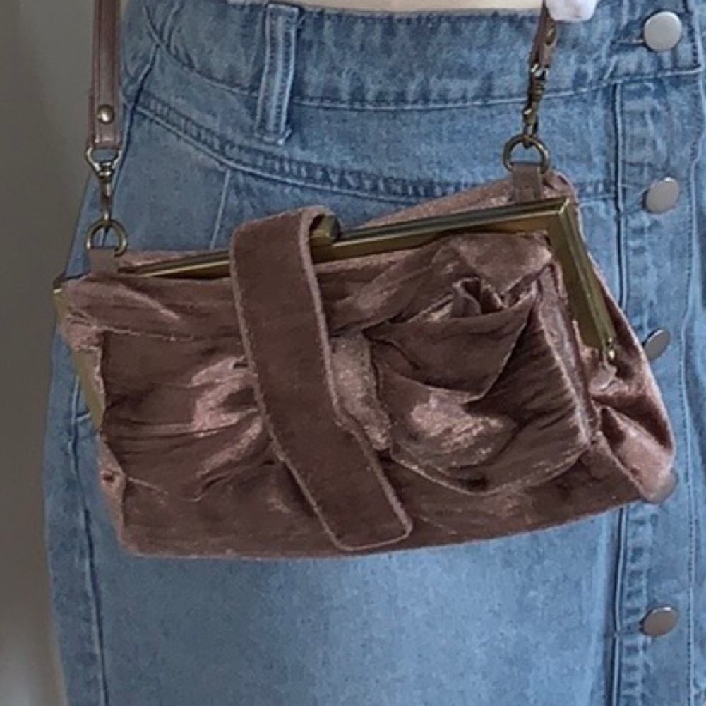 6/$28❗️ Taupe Velvet BOW Purse